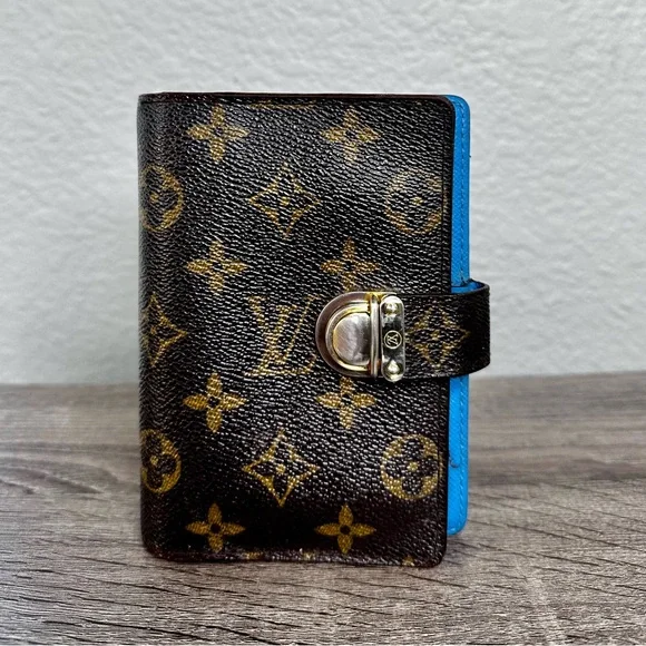 Authentic LOUIS VUITTON
Monogram Koala PM Agenda Blue, New Larger Ring Spine!! - Picture 1 of 8
